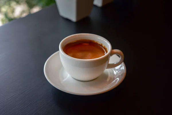 咖啡杯 木制背景上的白杯咖啡 — 图库照片