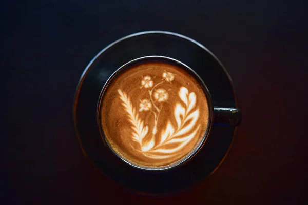 Kaffeetasse Vorhanden Eine Tasse Kaffee Einer Schwarzen Tasse Auf Holzgrund — Stockfoto
