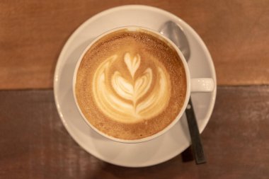 Kahve fincanı. Ahşap arka plan üzerinde beyaz bir fincan kahve 