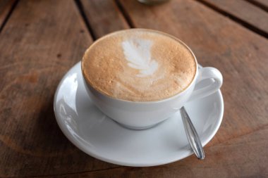 Kahve fincanı. Ahşap arka plan üzerinde beyaz bir fincan kahve 