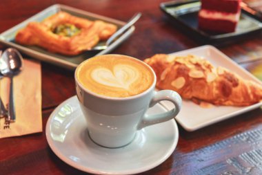 Kahve fincanı. Ahşap arka plan üzerinde beyaz bir fincan kahve 