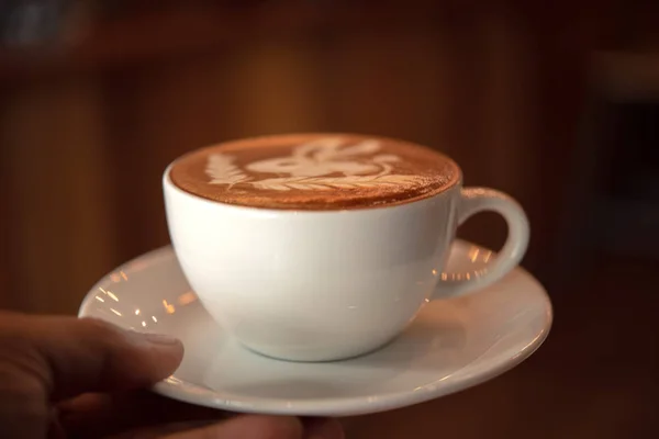 コーヒー カップを持つ手 コーヒーのカップを持っている男性の手 — ストック写真