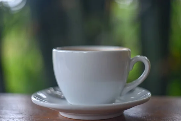 Kahve Fincanı Ahşap Arka Plan Üzerinde Beyaz Bir Fincan Kahve — Stok fotoğraf