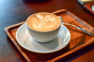 Kahve fincanı. Ahşap arka plan üzerinde beyaz bir fincan kahve 