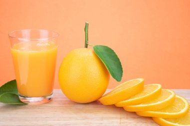 portakal suyu ve portakal yapraklar