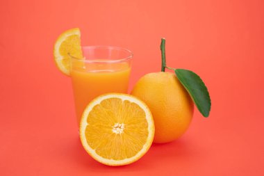 portakal suyu ve portakal yapraklar