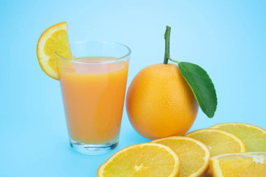 portakal suyu ve portakal yapraklar
