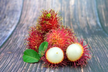  Ahşap masa arka plan üzerinde taze rambutan