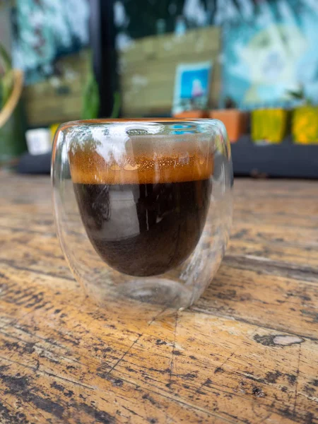 Filiżanka espresso na stole — Zdjęcie stockowe