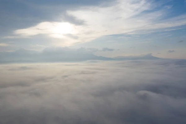 Ландшафт ранкового туману з гірським шаром. Ліцензійні Стокові Фото