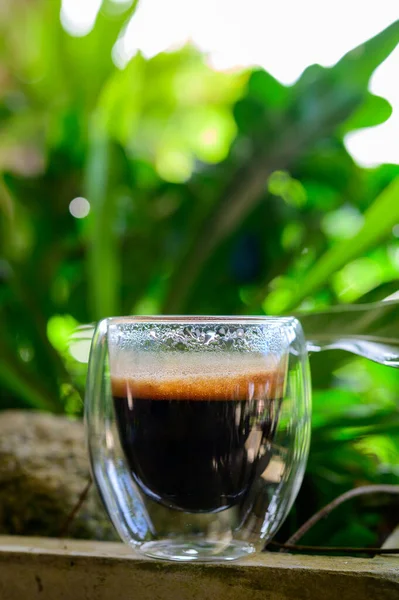 Egy Csésze Eszpresszó Asztalon Üvegfőző Koktélhoz Vagy Kávéhoz Igyál Egy — Stock Fotó