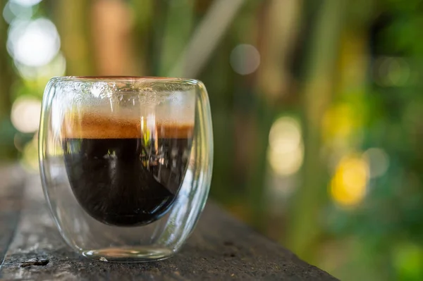 Filiżanka Espresso Stole Szklana Zlewka Koktajli Lub Napojów Kawowych Zamknij — Zdjęcie stockowe