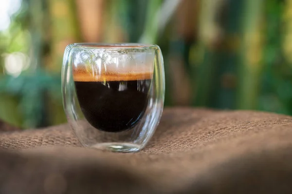 Masada Bir Fincan Espresso Kokteyl Kahve Için Cam Deney Şişesi — Stok fotoğraf