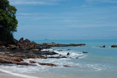 Dalgalar kayalıklara çarpıyor. Okyanus dalgaları kayalara çarpıyor. Gün batımında okyanus dalgaları.