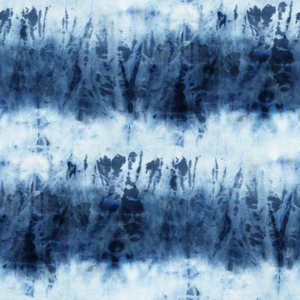 Beyaz ipeğin üzerindeki çivit rengi kusursuz kravat boyası deseni. El boyası kumaşlar - nodüler batik. Shibori boyaması.. 
