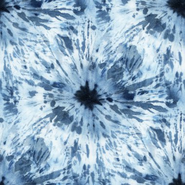 Beyaz ipeğin üzerindeki çivit rengi kusursuz kravat boyası deseni. El boyası kumaşlar - nodüler batik. Shibori boyaması.. 