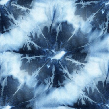 Beyaz ipeğin üzerindeki çivit rengi kusursuz kravat boyası deseni. El boyası kumaşlar - nodüler batik. Shibori boyaması.. 