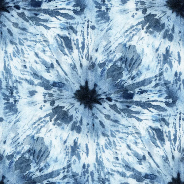 Beyaz ipeğin üzerindeki çivit rengi kusursuz kravat boyası deseni. El boyası kumaşlar - nodüler batik. Shibori boyaması.. 