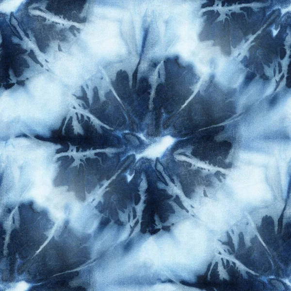 Beyaz ipeğin üzerindeki çivit rengi kusursuz kravat boyası deseni. El boyası kumaşlar - nodüler batik. Shibori boyaması.. 