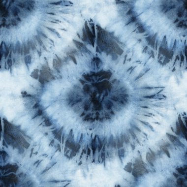 Beyaz ipeğin üzerindeki çivit rengi kusursuz kravat boyası deseni. El boyası kumaşlar - nodüler batik. Shibori boyaması.. 