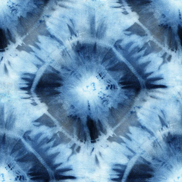 Beyaz ipeğin üzerindeki çivit rengi kusursuz kravat boyası deseni. El boyası kumaşlar - nodüler batik. Shibori boyaması.. 