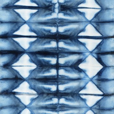 Beyaz ipeğin üzerindeki çivit rengi kusursuz kravat boyası deseni. El boyası kumaşlar - nodüler batik. Shibori boyaması.. 