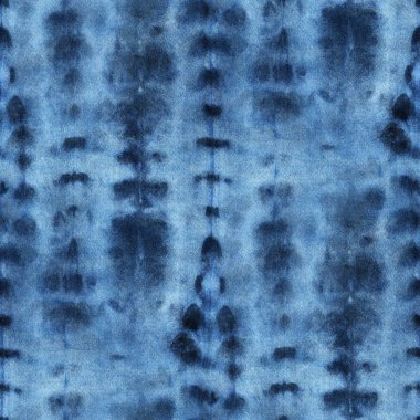 Beyaz ipeğin üzerindeki çivit rengi kusursuz kravat boyası deseni. El boyası kumaşlar - nodüler batik. Shibori boyaması.. 