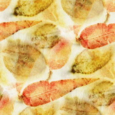 Doğal ipek üzerinde yaprak izleri olan kusursuz botanik izleri. El çizimi illüstrasyon.