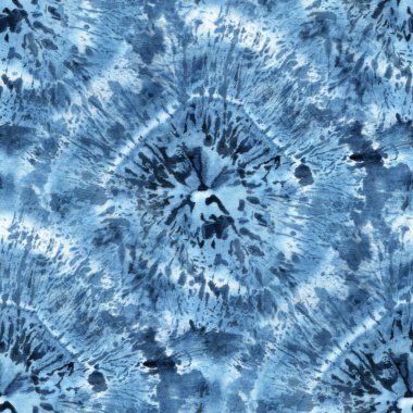 Beyaz ipeğin üzerindeki çivit rengi kusursuz kravat boyası deseni. El boyası kumaşlar - nodüler batik. Shibori boyaması.. 