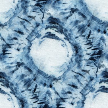 Beyaz ipeğin üzerindeki çivit rengi kusursuz kravat boyası deseni. El boyası kumaşlar - nodüler batik. Shibori boyaması.. 