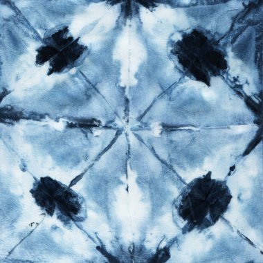 Beyaz ipeğin üzerindeki çivit rengi kravat boyası. El boyası kumaşlar - nodüler batik. Shibori boyaması.. 