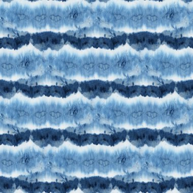 Beyaz ipeğin üzerindeki çivit rengi kusursuz kravat boyası deseni. El boyası kumaşlar - nodüler batik. Shibori boyaması.. 