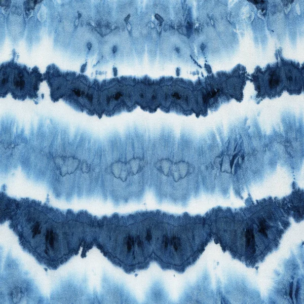 白丝上深蓝色的领带染色图案 手绘织物 球状蜡染 Shibori染色 — 图库照片