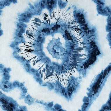 Beyaz ipeğin üzerindeki çivit rengi kravat boyası. El boyası kumaşlar - nodüler batik. Shibori boyaması.. 