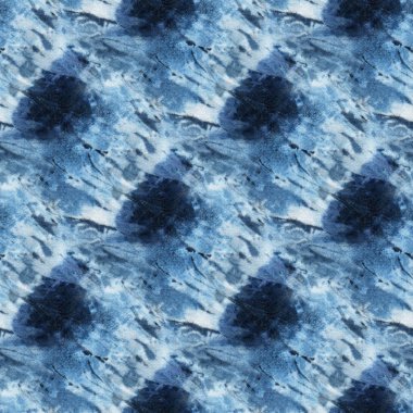 Beyaz ipeğin üzerindeki çivit rengi kusursuz kravat boyası deseni. El boyası kumaşlar - nodüler batik. Shibori boyaması.. 