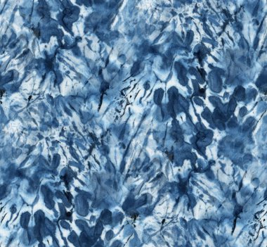 Beyaz ipeğin üzerindeki çivit rengi kusursuz kravat boyası deseni. El boyası kumaşlar - nodüler batik. Shibori boyaması.. 