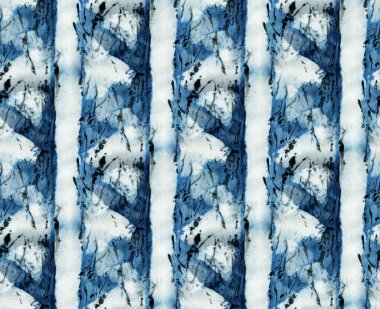 Beyaz ipeğin üzerindeki çivit rengi kusursuz kravat boyası deseni. El boyası kumaşlar - nodüler batik. Shibori boyaması.. 