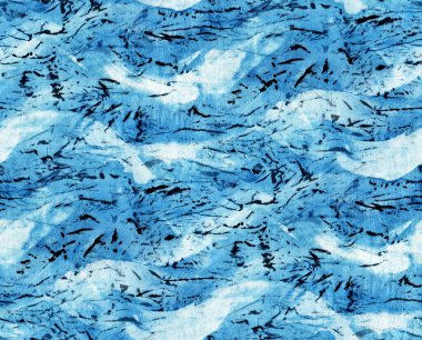 Beyaz ipeğin üzerindeki çivit rengi kusursuz kravat boyası deseni. El boyası kumaşlar - nodüler batik. Shibori boyaması.. 