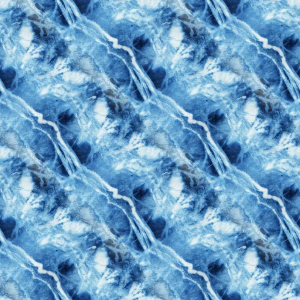 白丝上的蓝宝石色无缝带染色图案 手绘织物 球状蜡染 Shibori染色 — 图库照片