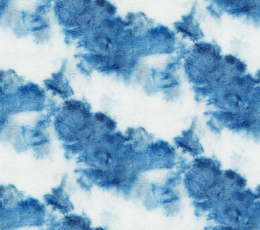 Beyaz ipeğin üzerindeki çivit rengi kusursuz kravat boyası deseni. El boyası kumaşlar - nodüler batik. Shibori boyaması.. 