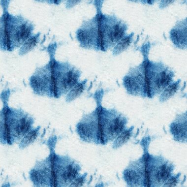 Beyaz ipeğin üzerindeki çivit rengi kusursuz kravat boyası deseni. El boyası kumaşlar - nodüler batik. Shibori boyaması.. 