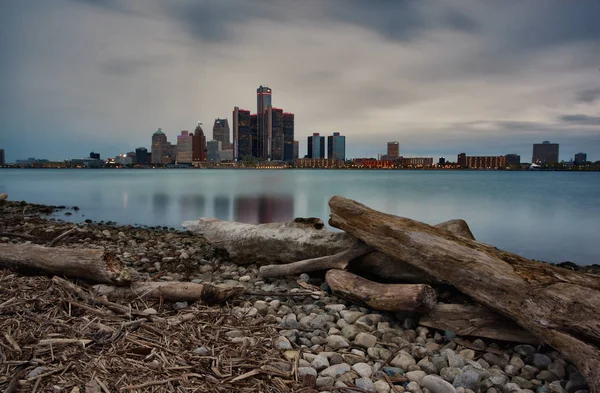 Podzimní dlouhá expozice krajina Windsor, Ontario a Detroit, Michigan Riverfronts při pohledu ze břehu řeky Detroit — Stock fotografie