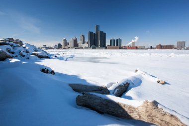 Karlı Windsor-Detroit uluslararası Riverfront Gm Rönesans arka plan ile