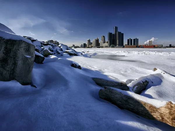 Zimní krajina Windsor, Ontario a Detroit, Michigan Riverfronts při pohledu ze břehu řeky Detroit — Stock fotografie