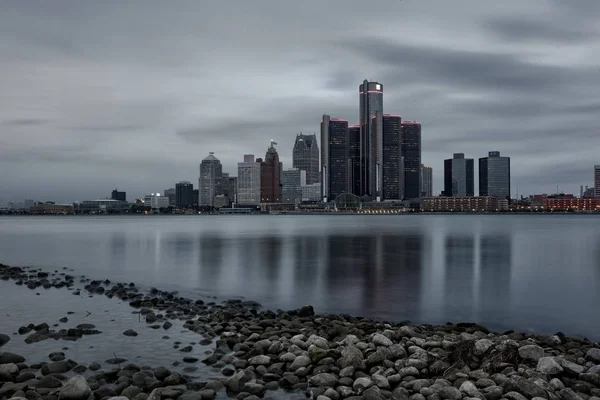 Malebné Windsor Ontario nábřeží pohled z Detroit, Michigan, USA — Stock fotografie