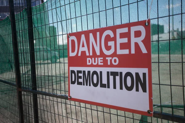 Staveniště oplocený prostor Nebezpečí v důsledku demolice — Stock fotografie
