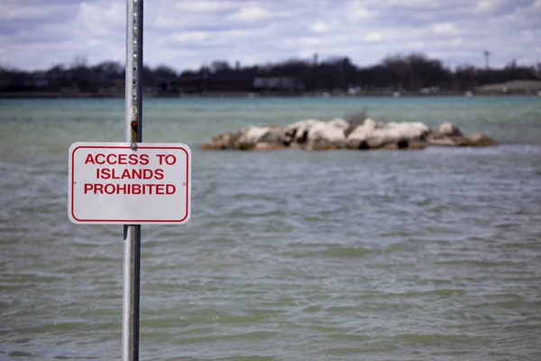 Pozadí Krajiny Riverfront Island Upozornění Zakázán přístup — Stock fotografie