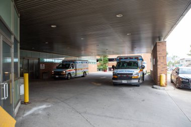 Hastane Otoparkına Park Edilmiş Acil Servis Ambulansları