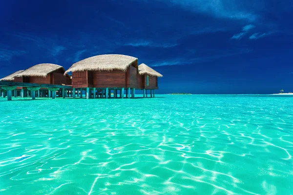 Över Vatten Bungalows Med Kliver Lagunen Maldiverna — Stockfoto