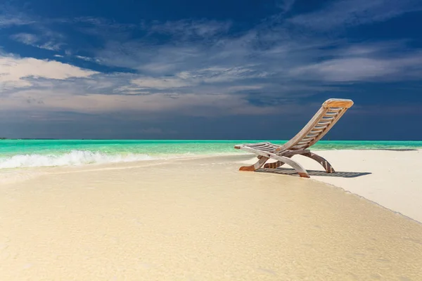 Tropikalnej Plaży Widok Niesamowity Wody Puste Krzesło Piasku Relaksujące Wakacje — Zdjęcie stockowe